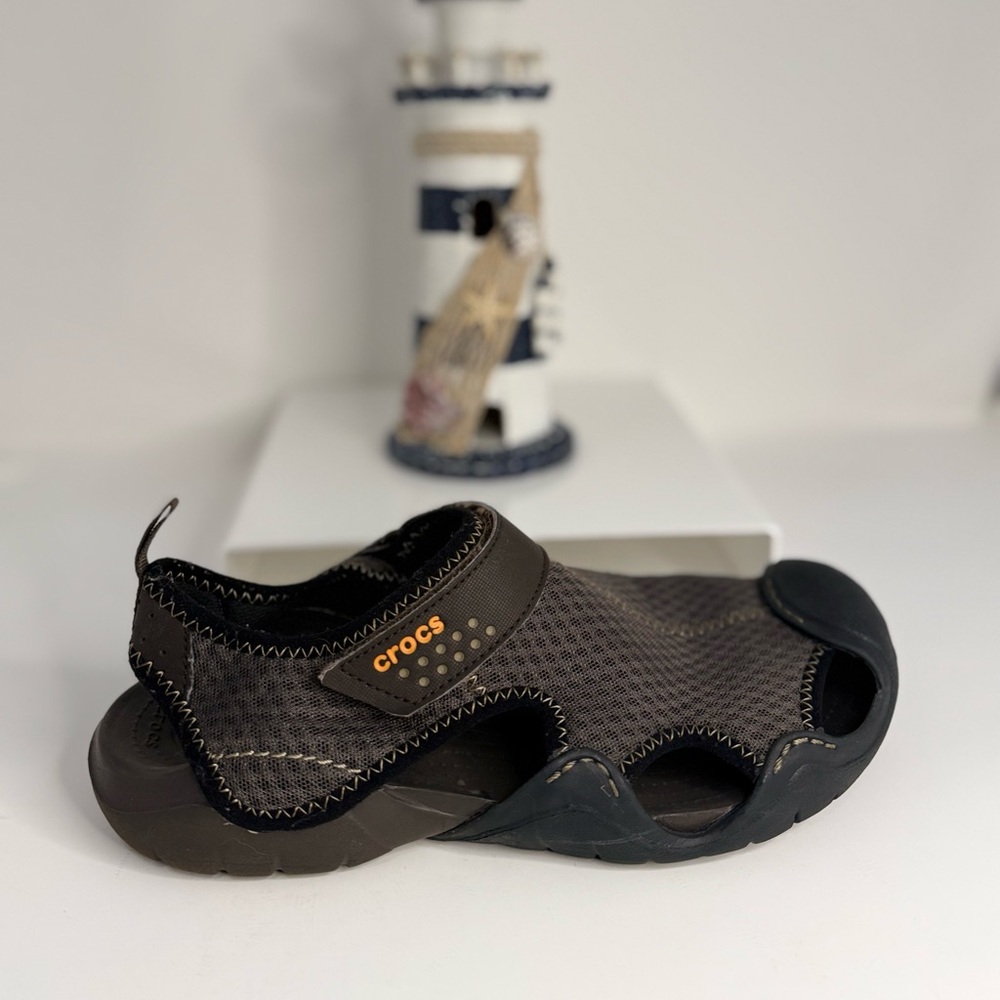 🦋CROCS pre-owned mens brown sandals. Size 9. MSAND01.